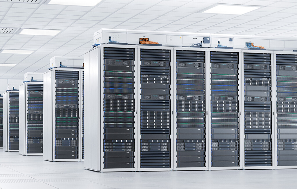 Moderner Serverraum im Rechenzentrum mit Reihen von Hochleistungsservern, die mit modernen IC-Substraten von AT&S für effizientes AI-Computing und Cloud-Anwendungen betrieben werden.