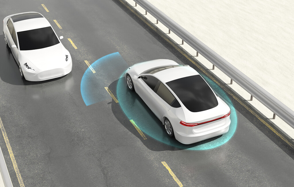 Autonomes Fahrzeug mit Sensordarstellung auf der Autobahn, das fortschrittliche Fahrerassistenzsysteme mit zuverlässigen IC-Substraten von AT&S für die Automobilelektronik demonstriert.