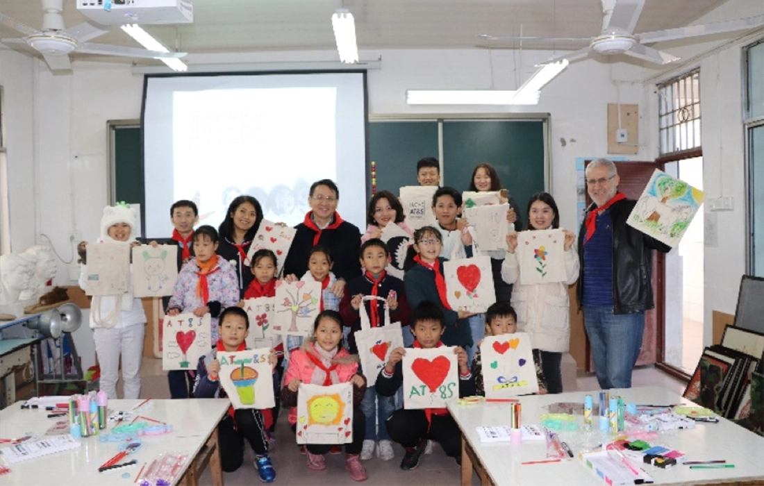 Bereits zum 5. Mal besuchen Mitarbeiter:innen aus Chongquing 2019 eine Volksschule in einer sozial schwachen Region und überreichen Kleidung und Lernmaterialien.